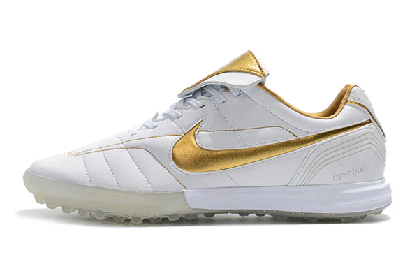 Chuteira Nike Retro Tiempo Legend 7 Elite TF Branco e Gold Society
